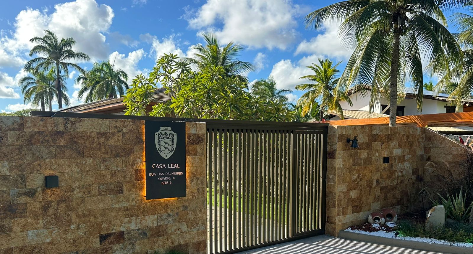 Como escolher a placa ideal para sua casa e valorizar sua fachada